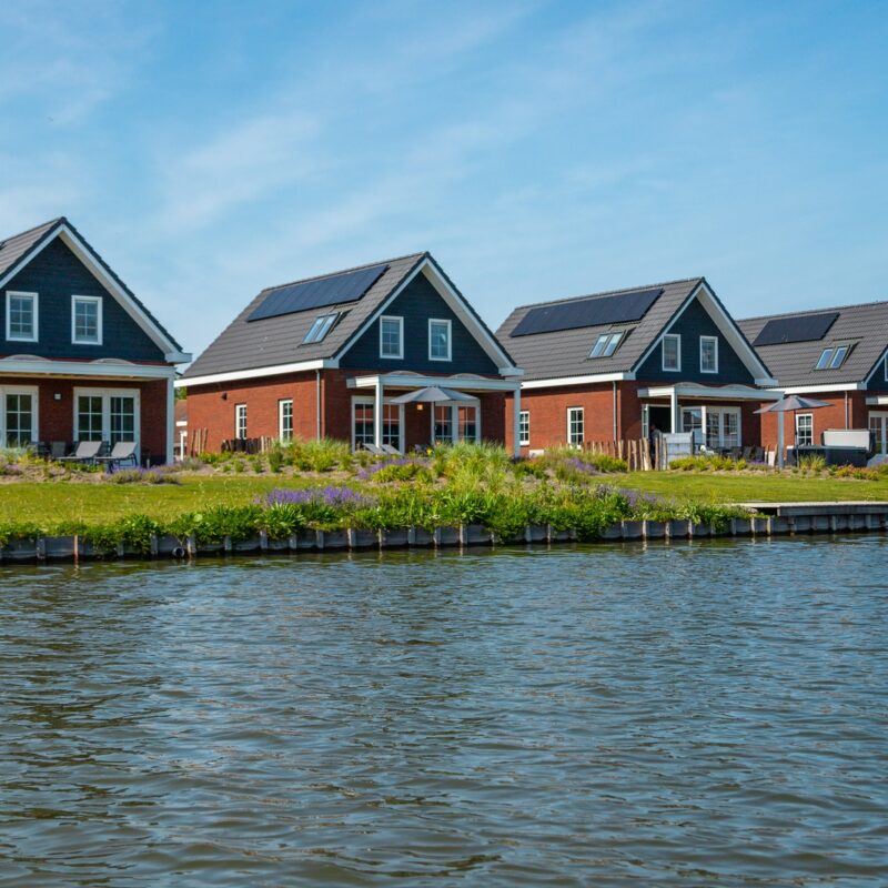 Bungalowparkzuiderzee - Watervilla Wellness Deluxe Sauna & Jacuzzi (8 pers.)