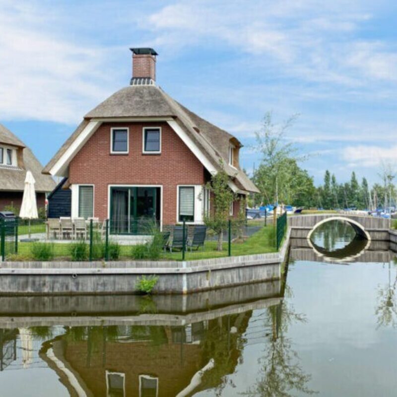 Heerlijke 6-persoons Watervilla op park in Idskenhuizen