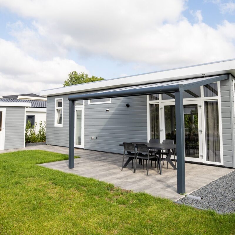 Moderne 4 persoons Lodge op vakantiepark de Rhederlaagse Meren