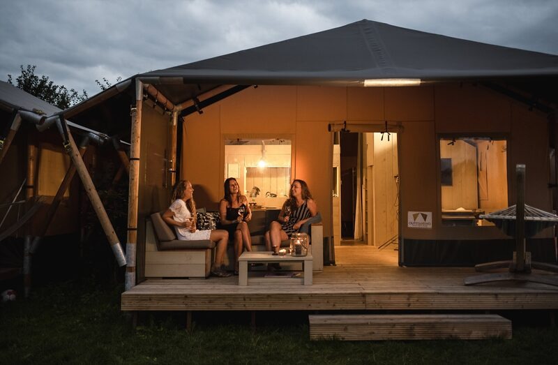 Fraaie 8-persoons Safaritent op park in Voorthuizen Veluwe