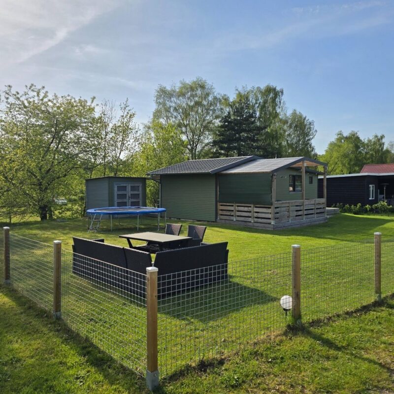 Groen chalet met omheinde tuin